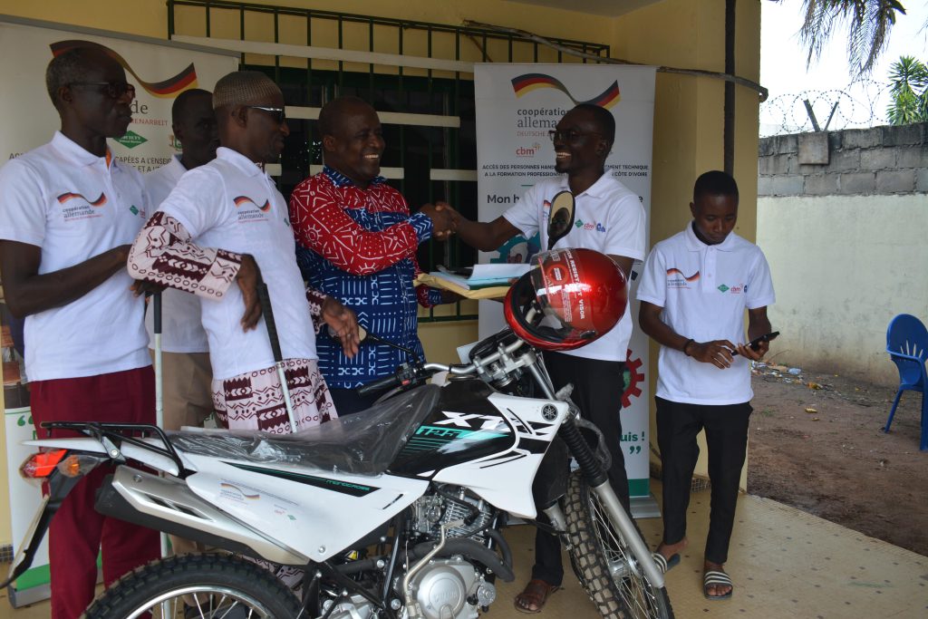 Bouaké - Remise de motos dans le cadre du suivi des activités AGR des personnes handicapées