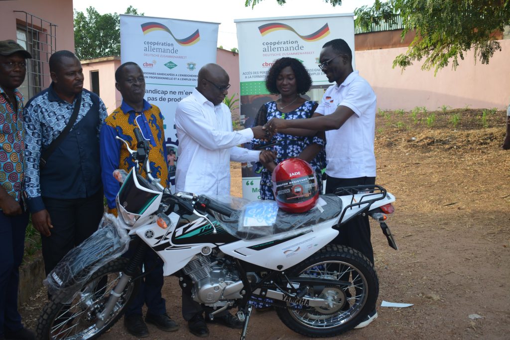 Médiathèque/ Daloa - Remise de motos dans le cadre du suivi des activités AGR des personnes handicapées - 13 avril 2024