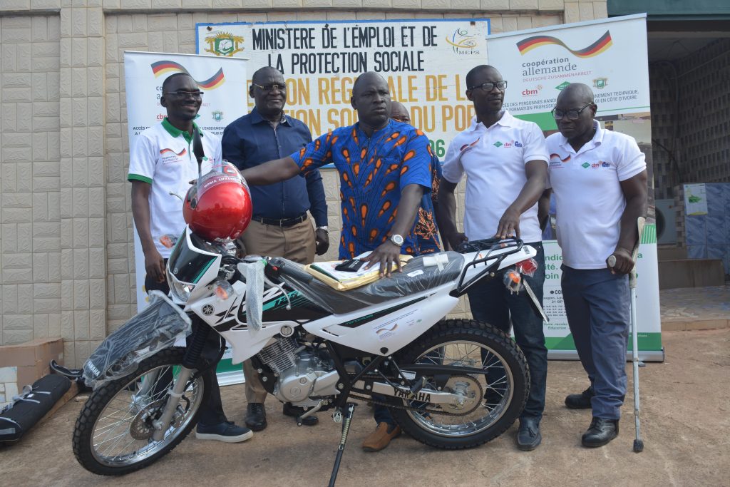 Korhogo - Dans le cadre du suivi des activités d'AGR des personnes Handicapées de la région du Poro, une moto à été offerte par le coordinateur du projet Société sans barrières - Côte d'ivoire en partenariat avec l'ong international CBM