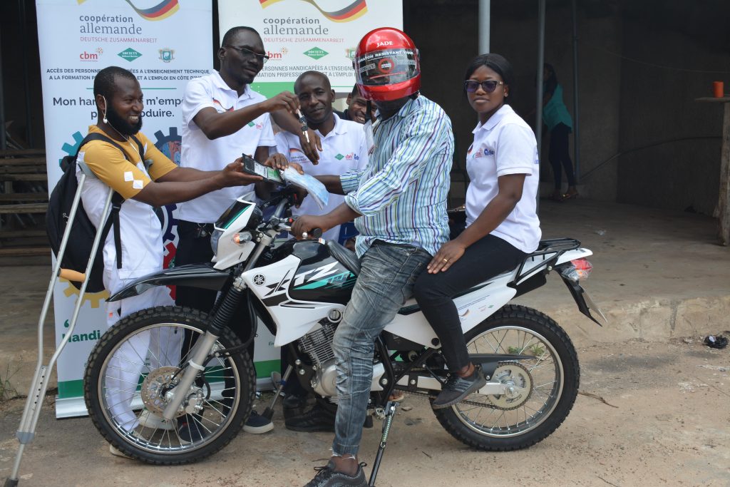 Yakro - Remise de motos dans le cadre du suivi des activités AGR des personnes handicapées